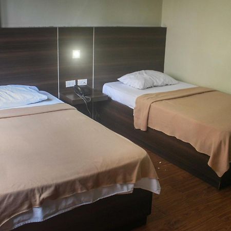 Oyo 1011 First Hotel มะนิลา ภายนอก รูปภาพ
