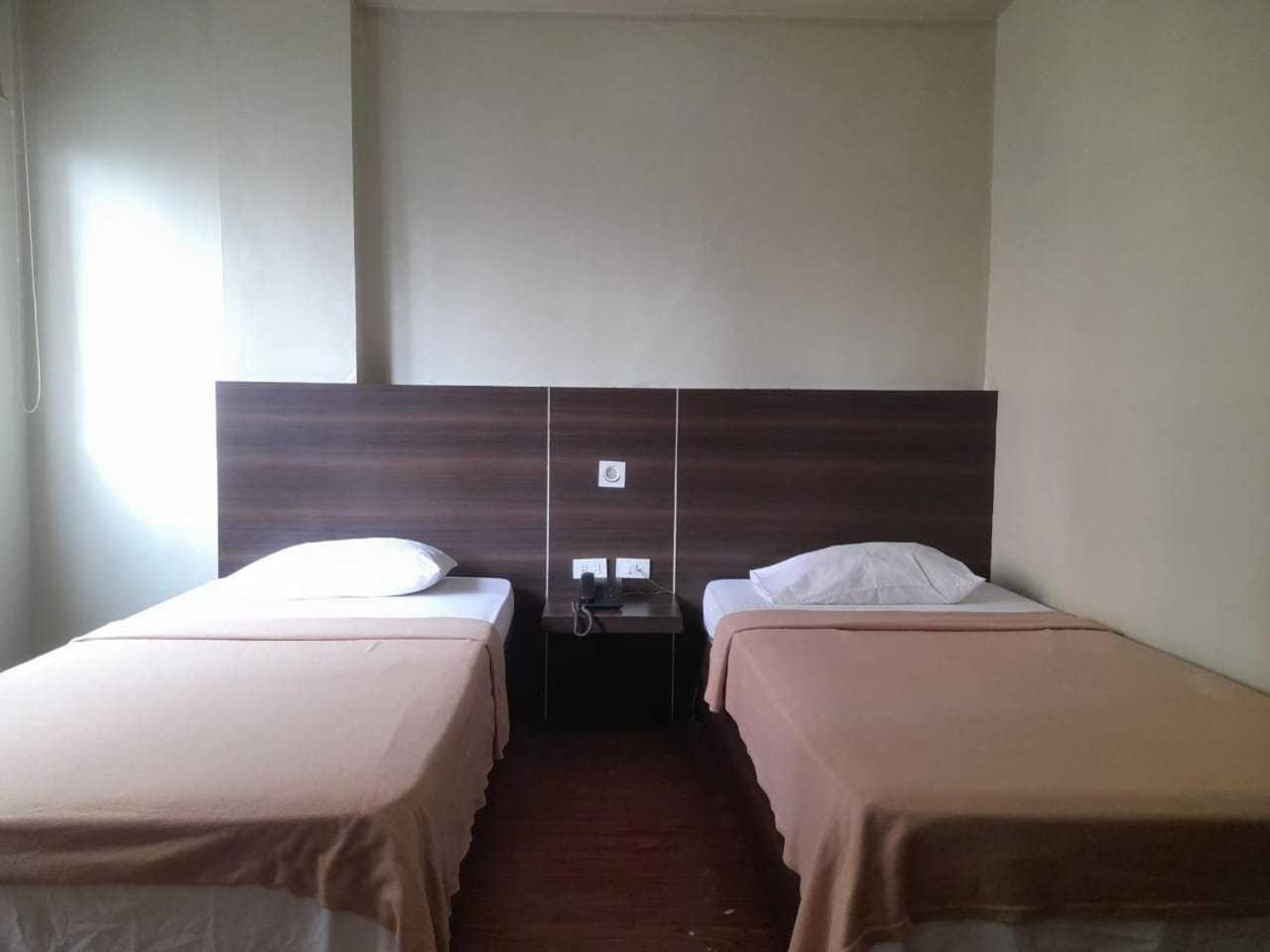 Oyo 1011 First Hotel มะนิลา ภายนอก รูปภาพ