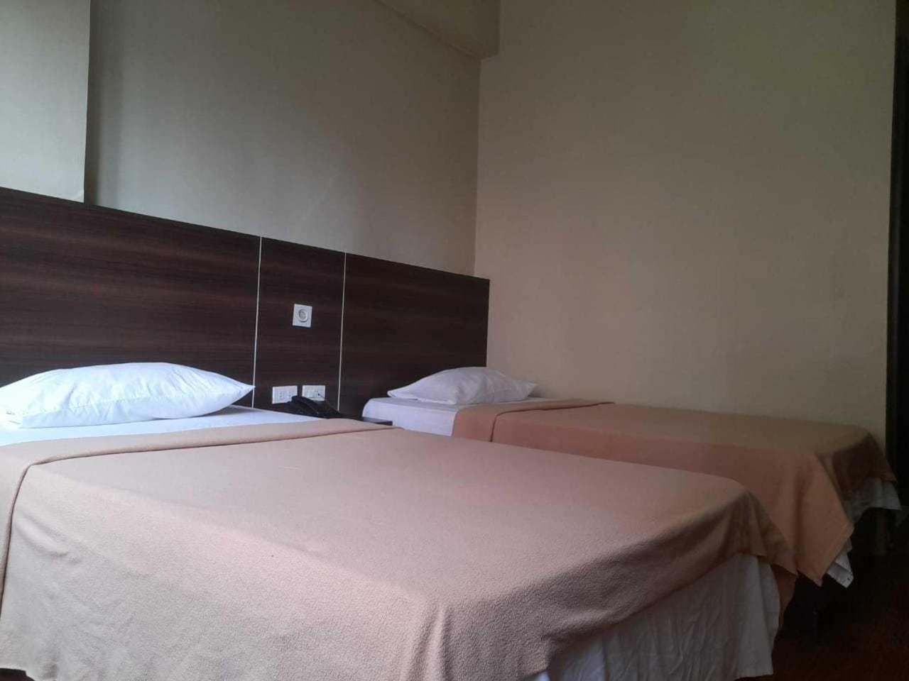 Oyo 1011 First Hotel มะนิลา ภายนอก รูปภาพ
