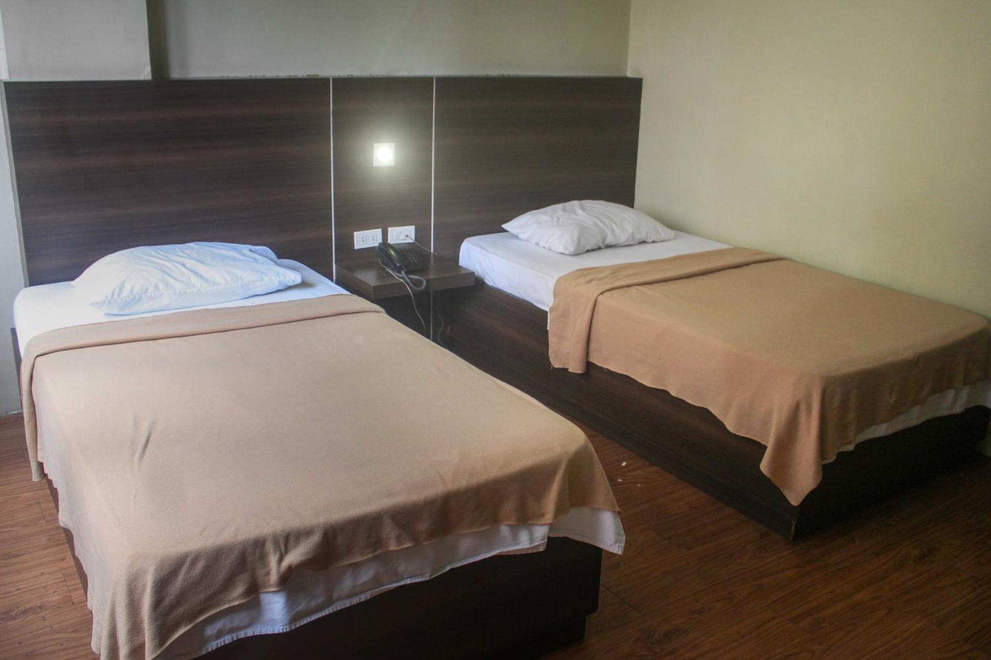Oyo 1011 First Hotel มะนิลา ภายนอก รูปภาพ